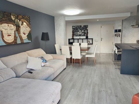 Een spectaculair volledig uitgerust appartement te koop, klaar om in te trekken. Met 120 m2 binnen, biedt het een grote woon-eetkamer met een Amerikaanse keuken ingericht met moderne en actuele smaak. Het heeft 4 slaapkamers, waarvan 3 groot en een k...