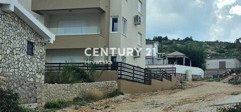 ZADAR - VINJERAC - 2 ROOM APARTMENT ON THE GROUND FLOOR ONLY 50 M FROM THE SEA   Two-bedroom apartment for sale in Vinjerac, located 30 km north of the city of Zadar.  The apartment is located only 50 meters from the first beach, which makes it ideal...