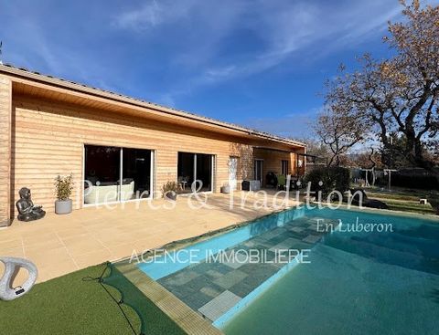 In the commune of St Saturnin les Apt, beautiful new single-storey house with 145 m2 living space, garden and swimming pool. It features a bright 66 m2 living room with open kitchen, 3 bedrooms, office, large bathroom and laundry room. Air-conditione...