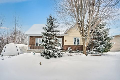 Beautiful bungalow built in 2007 and well maintained by a single owner. Offering exceptional privacy with no neighbors at the back or on the left side, this property features a finished basement with three separate exits, including two patio doors. T...