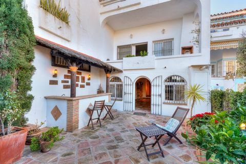 TOWNHOUSE WITH SEA VIEWS, IN TORREQUEBRADA. Just 900 meters from the beach and in one of the most prestigious urbanizations of Torrequebrada in Benalmadena Costa. Bright townhouse in Torrequebrada, within a complex with swimming pool and garden areas...