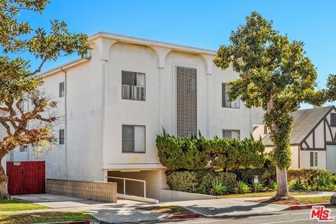 An unbelievable opportunity to own a well-maintained 7,100 square foot Quadraplex in prime Beverly Hills. The building was built in 1965 and consists of 4 bright, very spacious Units with open floor plans. Two Units with 3 bedrooms & 2 baths. Two Uni...