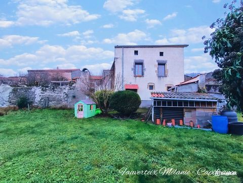 Dans le village de Saint-Sandoux, à seulement 20 minutes au sud de Clermont-Ferrand, découvrez cette maison de 77m2 habitable (88m2 au sol) qui nattend que vous pour révéler tout son potentiel ! Au rez-de-chaussée, se trouve, un séjour, une salle à m...