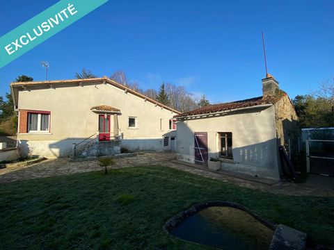 Située à Pamplie, cette maison de village rénovée offre un cadre de vie idéal pour les amateurs de tranquillité en pleine campagne avec un terrain de plus 3900 m2. Dotée d'une surface habitable de 110 m², cette maison dispose d'une entrée sur une gra...