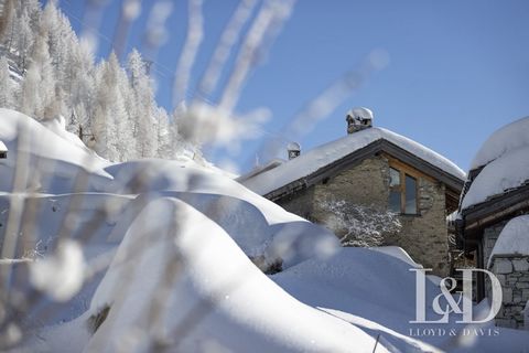 Entdecken Sie dieses prächtige Chalet aus dem Jahr 1780 in Tignes mit 150 m² Wohnfläche und 7 Zimmern. Dieses Chalet mit seinen 5 Schlafzimmern und 5 Bädern ist ein wahrer Kokon aus Komfort und Eleganz. Stellen Sie sich vor, Sie genießen die atembera...