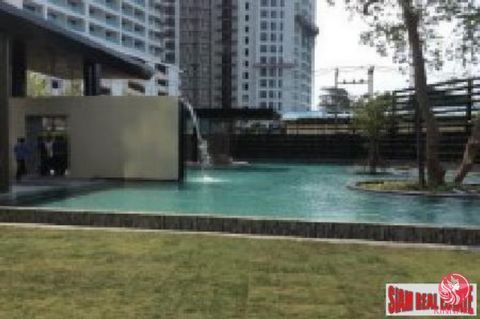 This beautiful 2 bed, 2 bath sea-view condo has sits in an upmarket area of Pattaya with direct access to a privateaand#8364; beach near the beach-front communal pool. Inside, theres a Western kitchen. The large balcony sports incredible views of th...