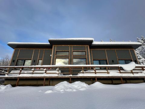 Ste-Anne-des-Monts, secteur de Cap-Seize - Chalet à vendre offrant une vue panoramique sur les Chic-Chocs, idéal pour les amoureux de la nature et les passionnés d'activités en plein air. Profitez de la quiétude et de la splendeur des paysages alento...