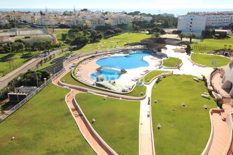 Excellent opportunity in Albufeira The apartment comprises a fully equipped kitchenette, a living room and a balcony. Situated within a hotel with an outdoor- and indoor pool, tennis court, including a playground for children. Located in a very touri...