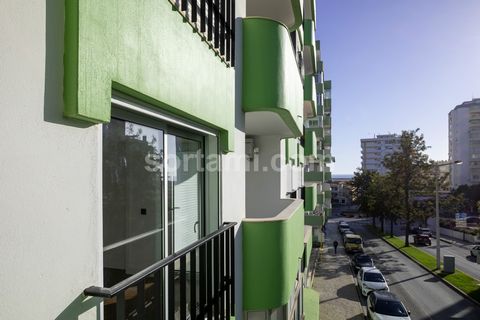 Apartment mit zwei Schlafzimmern und Meerblick in Quarteira! Diese Immobilie verfügt über zwei Schlafzimmer mit eigenem Bad und Einbauschränken, eine mit dem Wohnzimmer verbundene Küchenzeile und ein Badezimmer. Dieses Apartment ist perfekt für alle,...