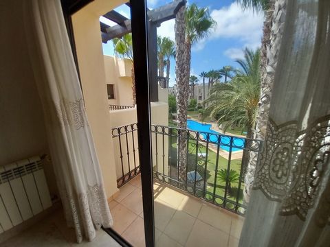 Encantadora penthouse de esquina com 2 quartos e 2 casas de banho em RODA GOLF, fase 1, perto de tudo, a uma curta distância do campo de golfe, restaurante, ginásio e da aldeia de Roda. Muito sossegado, bonito e amplo terraço com vista para os jardin...