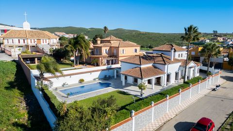 Located in Santa Margarita, on the outskirts of La Línea de la Concepción, this villa offers an ideal space for comfortable living in a privileged setting. With a plot of 944 m² and a built area of 270 m², this property stands out for its well-though...