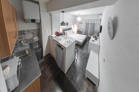 Le studio à Athens possède Capacité pour 2 personnes. Logement de 25 m² accueillant et moderne. La location se trouve à 50 m du restaurant, 70 m du super-marché, 800 m de la bus station 