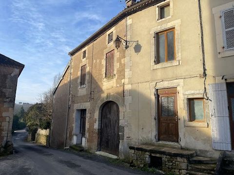 Located in the heart of the charming village of St-Mayme-de-Pereyrol, just 25 minutes south of Périgueux and 5 minutes from Vergt, with its amenities, schools and nursing home, this two-level stone building is in need of refreshment. With a living ar...