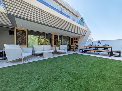 Town House for sale in , Mijas Costa with 4 bedrooms, 2 bathrooms and 1 toilet, with communal swimming pool, carport garage and private garden. Regarding property dimensions, it has 157 m2 built, 236 m2 plot and 40 m2 terrace. Has the following facil...