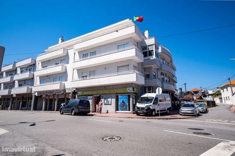 3-Zimmer-Wohnung mit Dachterrasse.   3-Zimmer-Wohnung im obersten Stockwerk des Gebäudes, in der Gemeinde Völs in Santa Maria da Feira, diese Immobilie verfügt über 1 Parkplatz und eine Terrasse, die von allen Räumen aus zugänglich ist.  