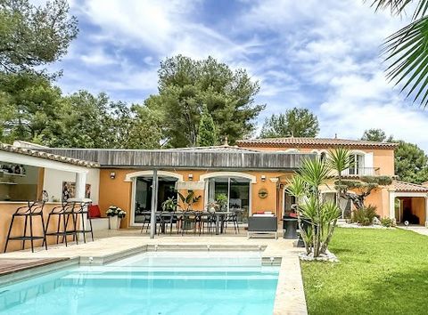 EXCLUSIVE - (34400) VILLETELLE - Discover this fully renovated 228m2 property nestled on a 1000m2 plot with independent T2 and garage! Featuring 4 bedrooms including 1 master suite and 1 large office/bedroom, you will also enjoy a large, bright 90m2 ...