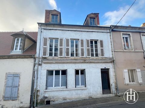 Maison de ville à rénover face à l'église Saint-Martin de Lurcy-Levis. Cette maison lumineuse aux volumes généreux est idéale pour les amateurs de travaux et de rénovation. Au rez-de-chaussée, elle se compose d'une entrée, d'un séjour spacieux, d'une...