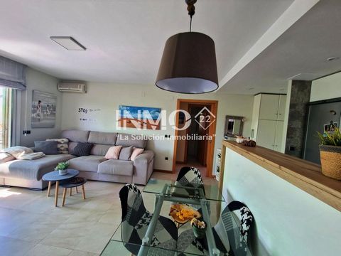 Spectacular penthouse on the second line of the sea in the central area of Horta de Santa Maria de Cambrils. The 109m2 apartment is distributed between two double bedrooms, a full bathroom, a semi-open equipped kitchen and a living-dining room with a...