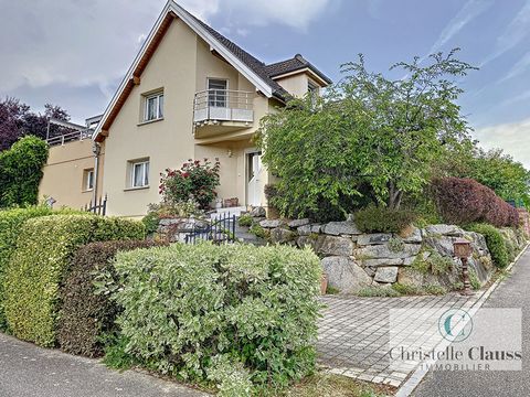 In esclusiva nella vostra agenzia Christelle Clauss Immobilier a Saint-Louis, venite a scoprire questa casa di 251m2 su un terreno di 7 ares 40 costruito nel 2003 nella città di Wentzwiller. Al piano terra troverete un ingresso, un soggiorno con una ...