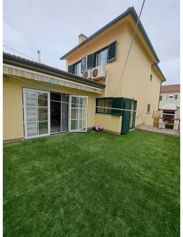 3 bedroom villa with 2 floors, in excellent condition, ideal for those looking for a modern, functional and efficient home. Refurbished in 2015, this house stands out for its quality and care in the finishes, offering 3 bedrooms, 2 bathrooms (one on ...