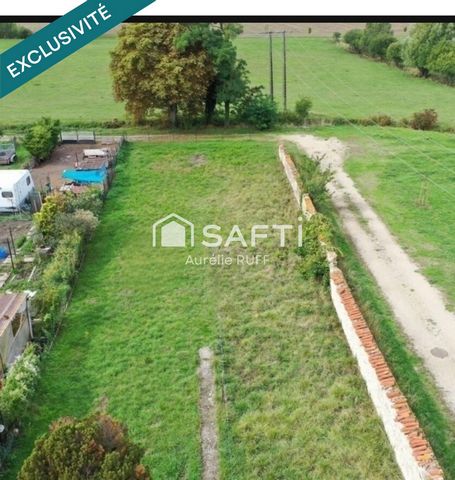 Partly building land, with an area of ??989 square meters in the heart of the village. Presence of a garage.