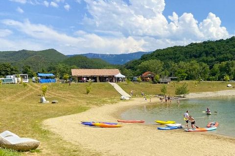 Résidence L'Espinet liegt wunderschön und ruhig auf einem großzügig gestalteten, grünen Anwesen am Rande des quirligen Ortes Quillan. Insgesamt 150 Wohnungen sind über das leicht hügelige, offene Gelände verteilt. Im Erdgeschoss einer Doppelhaushälft...