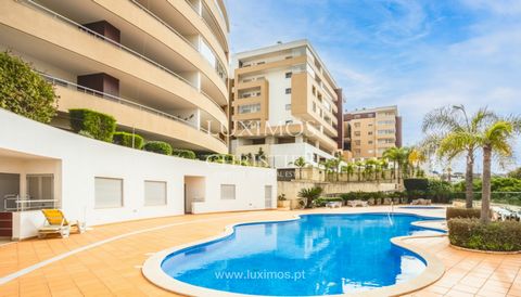 Apartamento T2 no rés do chão, com garagem e piscina, na encantadora cidade de Lagos, no Algarve , a cinco minutos do centro histórico e menos de 10 minutos das várias praias da cidade. Este apartamento possui boas áreas interiores e exteriores , poi...