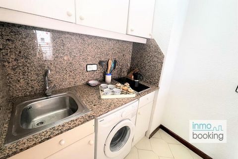 Dit moderne appartement, gelegen in het hart van Salou, biedt een comfortabel verblijf met airconditioning en gemeenschappelijke Wi-Fi. De open ruimte is voorzien van twee eenpersoonsbedden en een tweepersoonsslaapbank, ideaal voor kleine gezinnen of...