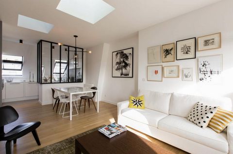 Paris 75008- Rue Saint-Pétersbourg DOLY is proud to present this magnificent three-room apartment in EXCLUSIVITY. Located on the 6th floor of a Haussmannian building in perfect general condition. This 55 m² apartment (65 m² total surface area) consis...