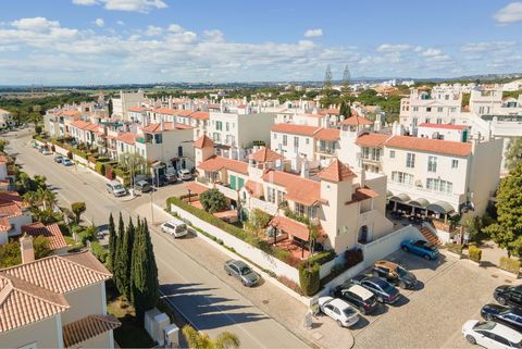 Located in Loulé. 1st floor with private balcony and a large roof terrace with Golf Course view, equipped with loungers to enjoy the sunny days and the warm nights. Access to the pools for a relaxing swimming. Air conditioning in the lounge, equipped...