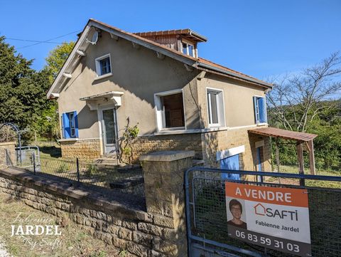 Fabienne Jardel offers you a small house to renovate located on a beautiful wooded plot of 2,687 m² near a medical center and a few minutes from a shopping center. It currently includes a bright living room, a separate kitchen with access to the gard...