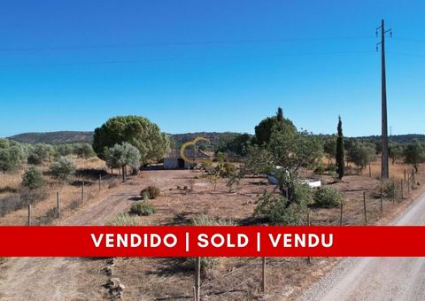 Terrain rustique à vendre, dans la plaine inondable du Lentiscais, près du village typique de Paderne où vous pouvez trouver tous les services et commerces Partiellement clôturé denviron 2000 m2, il dispose dune citerne deau reliée à la maison et dun...