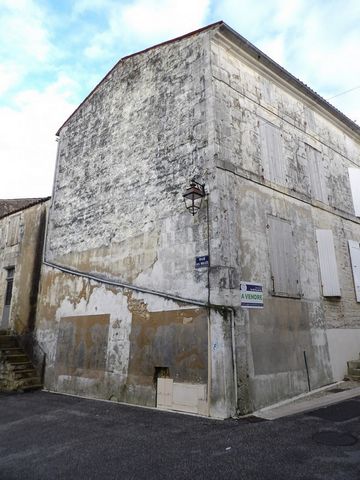 En plein de centre de Saint-Savinien, face aux Halles, je vous propose ce bâtiment sur 3 niveaux à rénover. Plusieurs possibilités s'offrent à vous telle que la création de plusieurs appartements ou la réhabilitation en un grand logement idéalement s...