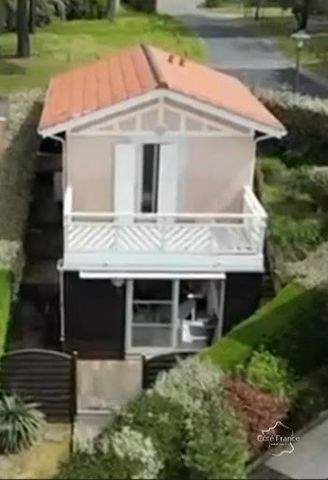 Ideale Lage für dieses Ferienhaus, bestehend aus 2 Schlafzimmern, 1 offener Küche, 1 Badezimmer mit Dusche und WC und 1 hübschem Wohnzimmer, das zu einer Terrasse ohne Vis-à-vis führt. Der Strand ist über den Pinienwald in 10 Minuten zu erreichen und...