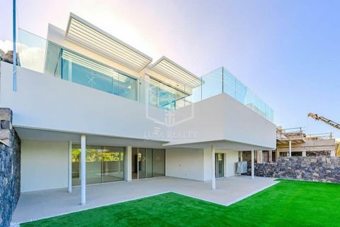 Exclusive Brand New Luxury Villa with 6 Bedrooms and 5 Bathrooms in Siam, Costa Adeje. This majestic, recently completed luxury villa is located in one of the most exclusive areas of Costa Adeje. Designed to offer maximum comfort and elegance, the pr...