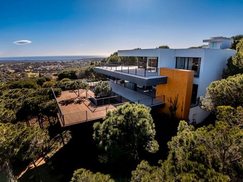 Entdecken Sie die Villa Las Nubes, ein architektonisches Meisterwerk in der prestigeträchtigen Gegend von Sotogrande Alto, das Luxus, innovatives Design und spektakuläre Ausblicke vereint. Diese exklusive Villa wurde für ihr einzigartiges schwebendes...