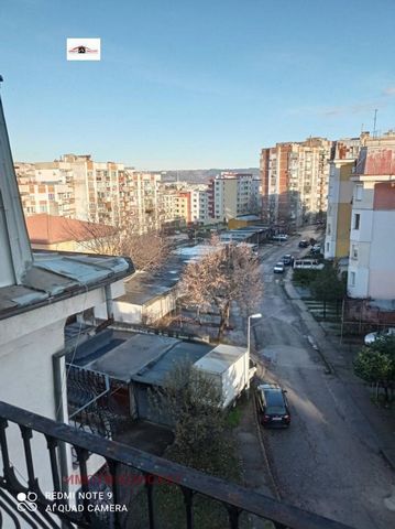 Imoti Consult pone a su disposición un amplio apartamento en uno de los barrios preferidos, concretamente en el barrio de Svetlana. Buzludzha . La propiedad está ubicada en un lugar muy conveniente y comunicativo, muy cerca de tiendas, restaurantes, ...