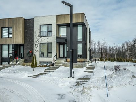 Située dans le prestigieux projet Vilamo à Ste-Julie, maison de ville haut de gamme offrant une vie sans tracas, en parfaite harmonie avec la nature. Unité de coin aménagée sur 3 étages se distinguant des autres grâce à son orientation au soleil, per...