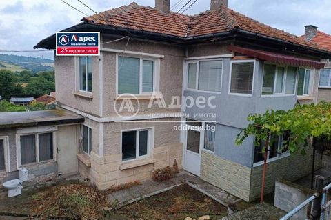 Maison rénovée à vendre dans le village de Getsovo. La maison principale a deux étages. Au premier étage se trouvent une cuisine, un salon, un placard, une salle de bain avec toilettes. Au deuxième étage se trouvent 3 chambres avec salle de bains et ...