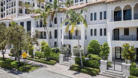 Willkommen in einem Lebensstil von raffinierter Eleganz und Raffinesse im 200 E Palmetto Park. Eingebettet im Herzen von Boca Raton können Sie sich keine bessere Lage wünschen. Dieses atemberaubende Luxus-Stadthaus mit privatem Aufzug und privater, a...