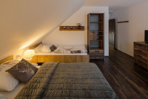 Cette villa spacieuse offre un séjour confortable pour les familles et les groupes avec ses 4 chambres bien aménagées, pouvant accueillir jusqu'à 16 personnes. La propriété accepte les animaux de compagnie, ce qui garantit que vos compagnons à quatre...