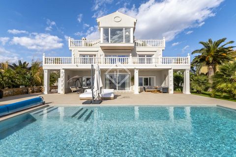 Located in a privileged enclave of El Campello, this spectacular luxury beachfront villa offers an unrivalled living experience. With direct private access to the sand and panoramic views of the Mediterranean, this property redefines the concept of e...