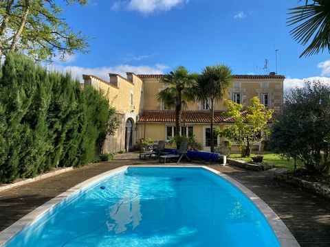 Proche de tous commerces et services, belle maison avec une partie attenante, deux maisons d'amis, piscine enterrée et beau jardin de 1000m²env.\n\nLa maison principale :\n\nAu rez de chaussée: hall d'entrée ; salon/salle à manger avec cheminée et vu...