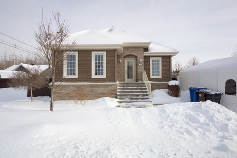 Superbe maison située dans un quartier recherché offrant un cadre de vie idéal pour une famille ou un couple à la recherche d'un espace confortable et bien entretenue prête à vous accueillir. Clé en main, aucun travaux à prévoir. 3 grandes chambres e...