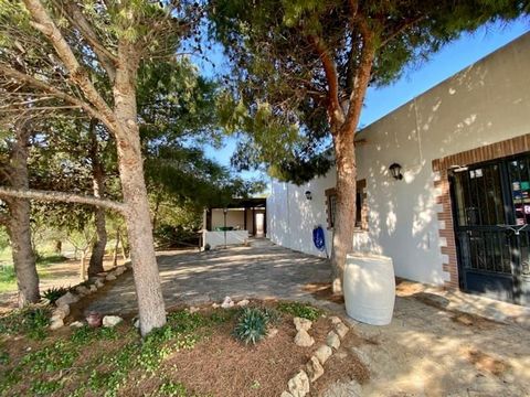 An ideal property for investment and commercial development, this finca of approximately 10.000m2 offers an oasis of tranquillity in the countryside, within easy reach of the popular tourist towns of Vera, Garrucha and Mojácar. In addition, its proxi...