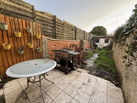 Maison d'environ 155 m2 à renvover comprenant entrée, cuisine aménagée, buanderie, wc, séjour au rez de chaussée et 2 chambres, bureau, 2 salles d'eau au premier étage, une chambre avec cabinet de toilette et un grenier au 2ème étage. Chauffage élect...