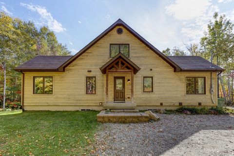 Pour investisseurs, plus de 70 000$ de revenus annuels par année en moyenne. Chalet locatif avec mezzanine à vendre Cette propriété vous offre une expérience nature paisible avec un terrain boisé. Profitez d'un foyer au propane dans un espace à aire ...