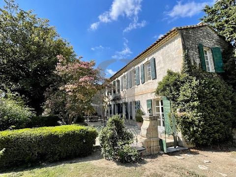 Near Saint Rémy de Provence - Alpilles Rare. A few minutes from Saint Rémy de Provence, come and discover this authentic stone Mas, which will transport you out of time. Its noble and authentic materials, its parquet floors, and its old fireplaces ma...