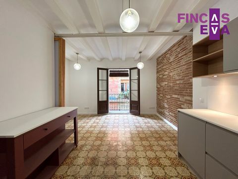 Wohnung zum Verkauf in Barcelona, im Viertel Sant Pere - Santa Caterina i la Ribera.Die Wohnung besteht aus 73 m2 Wohnfläche (laut Kataster), verteilt auf ein helles Wohnzimmer mit Blick auf die Straße und Zugang zu einem kleinen Balkon. Im selben Wo...