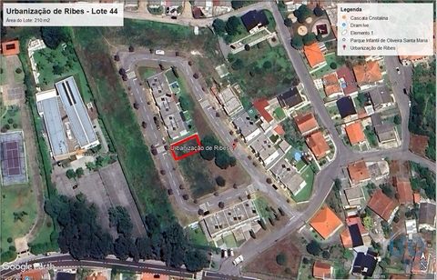 Lote de terreno plano e de gaveto, para a construção de moradia em banda, em zona residencial sossegada (Urbanização de Ribes). Beneficia de de todas as infraestruturas já prontas e tem projeto aprovado para moradia de r/c e andar T3 com garagem. Na ...